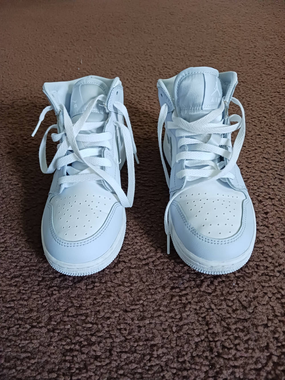 Nike Kid Leather  Girls Sneakers  SZ 5Y Great Conditions